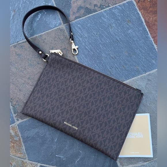 NEW MICHAEL KORS LOGO LARGE ZIP WRISTLET CLUTCH - Picture 3 of 7